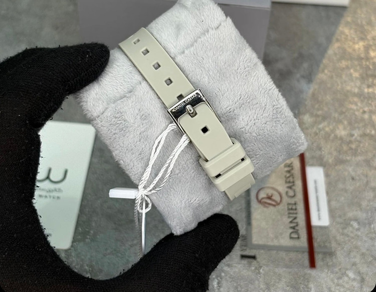 ساعت مچی زنانه دنیل سزار مدل Daniel Caesar 1388L